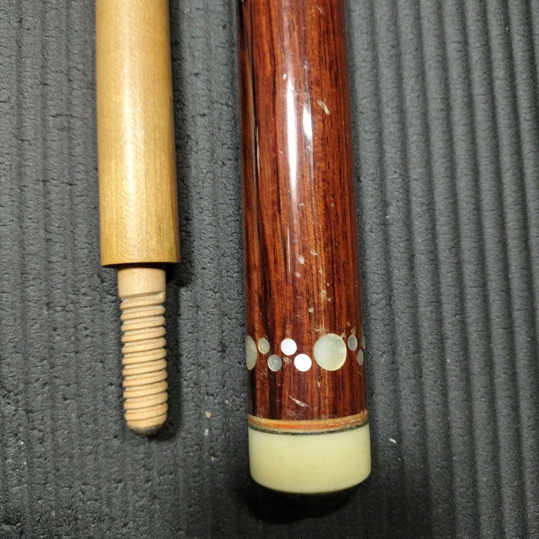 スリークッション用とナインボール用ビリヤードキューセットとスペアとケース付き