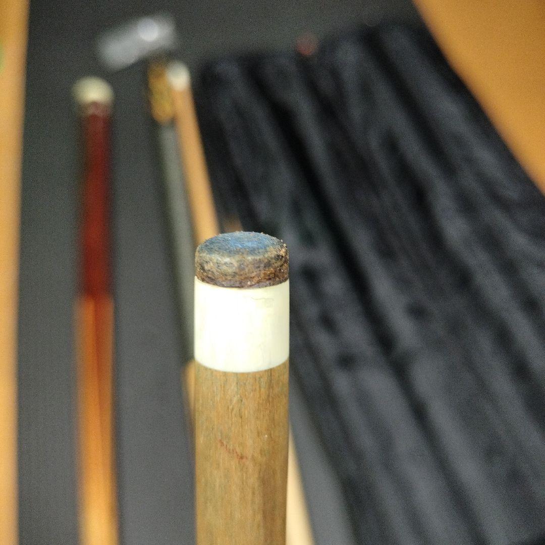 スリークッション用とナインボール用ビリヤードキューセットとスペアとケース付き