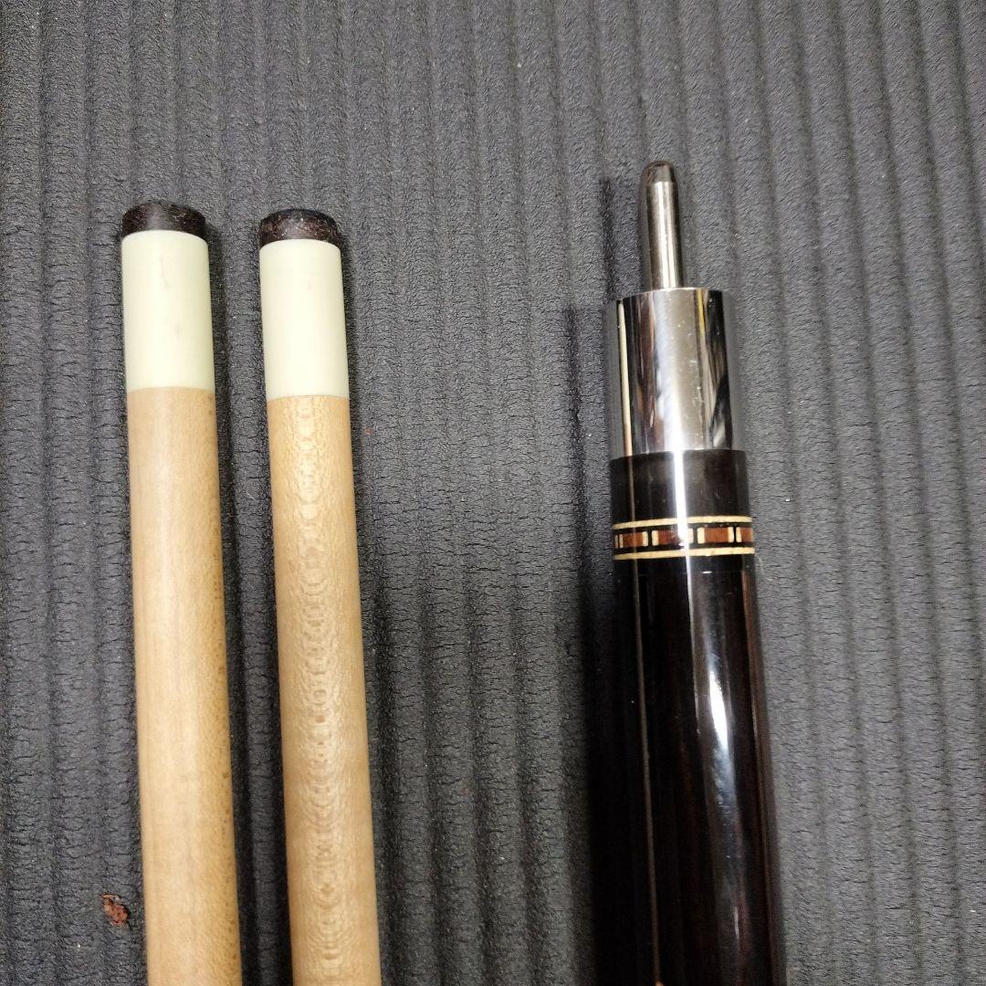 スリークッション用とナインボール用ビリヤードキューセットとスペアとケース付き
