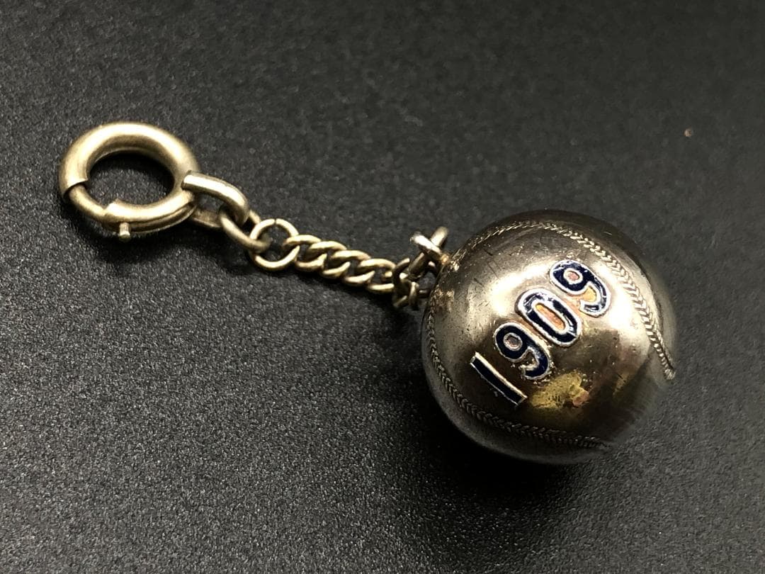 【 116年前のMLBキーホルダー 】 1909年　銀鍍金ボール型