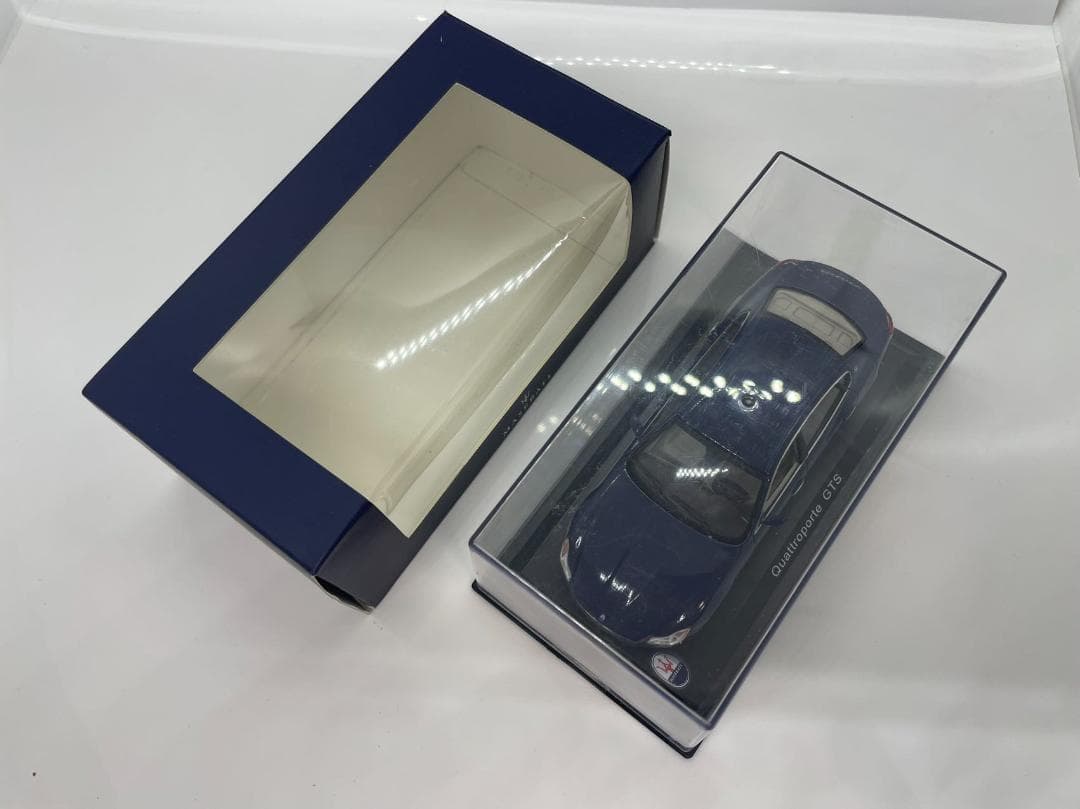 402-438 1/43 マセラティ Quattroporte GTS ブルー