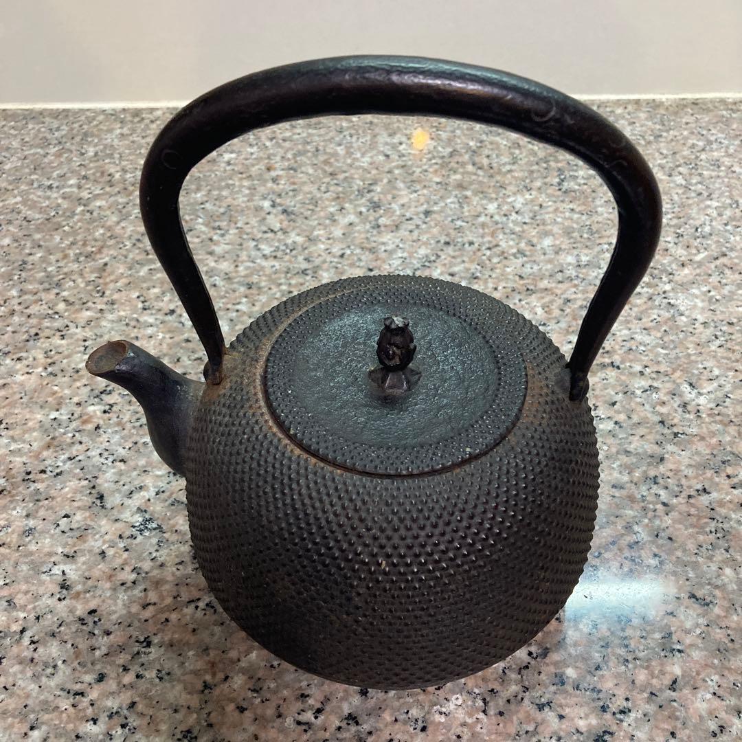 黒い鋳鉄製鉄瓶 突起模様