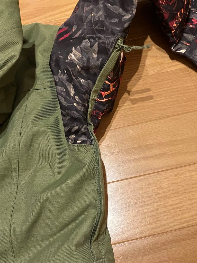 新品タグ付　ROXYスノーボードウェア　Sサイズ