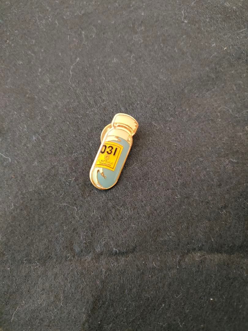 希少 ホイポイカプセル カプセルコーポレーション ドラゴンボール ピンバッジ