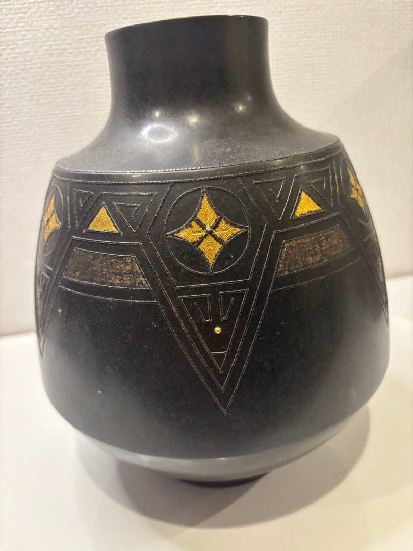 黒色の金装飾の骨董品