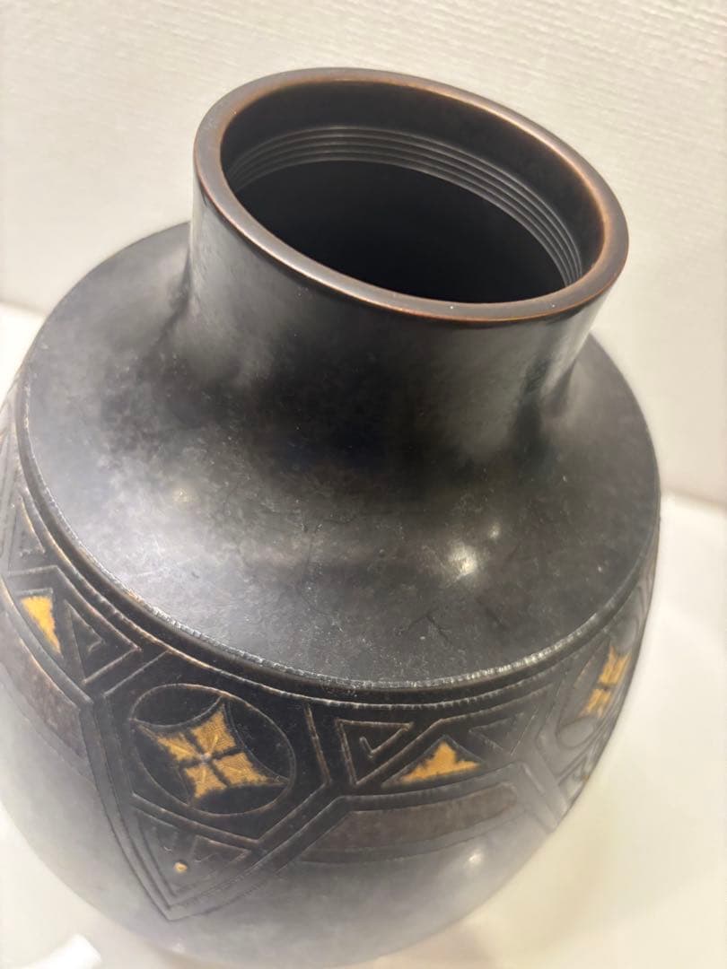 黒色の金装飾の骨董品