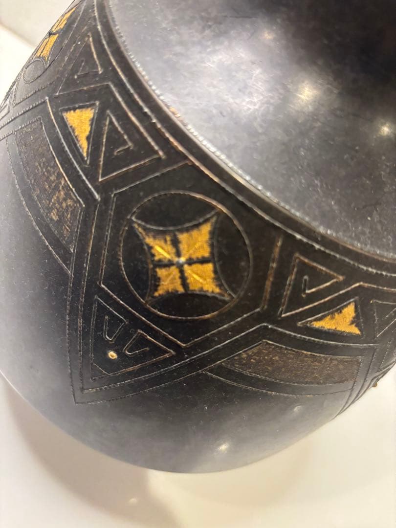 黒色の金装飾の骨董品