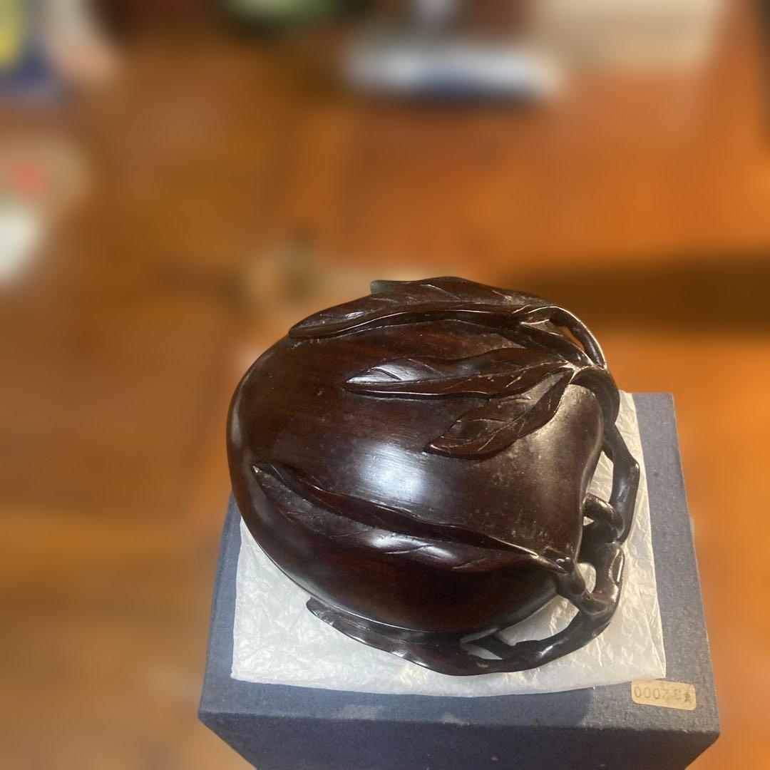 木製 葉の彫刻 工芸品 紫檀の桃¥32,000 中国上海製です。