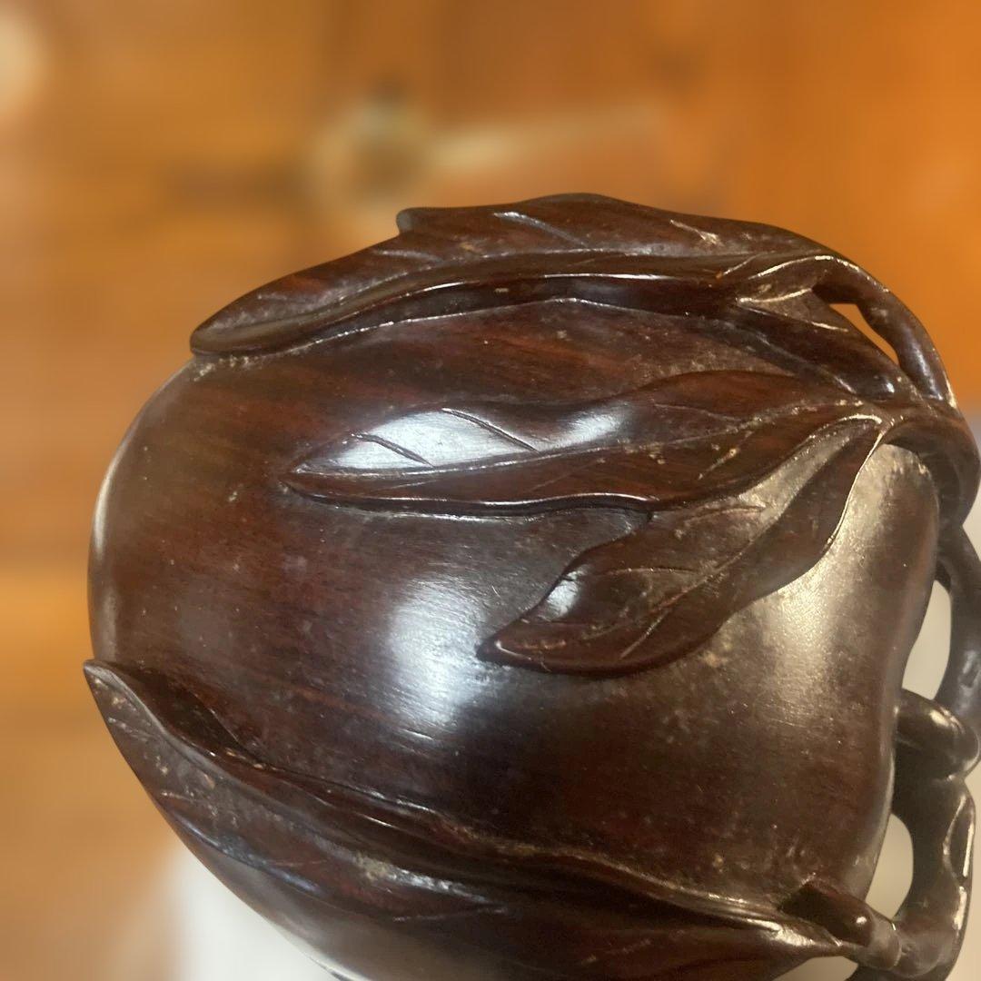 木製 葉の彫刻 工芸品 紫檀の桃¥32,000 中国上海製です。