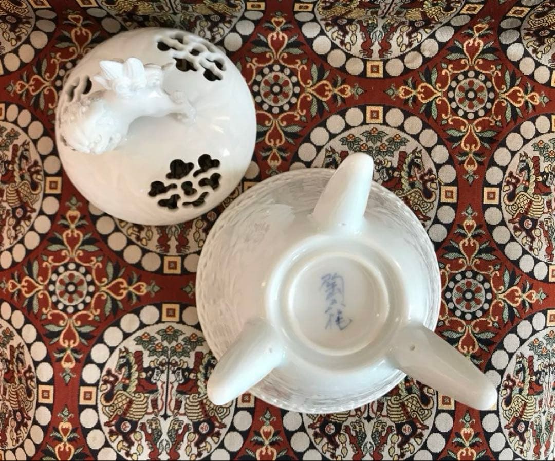 樋渡陶六 青白磁 獅子牡丹唐草文彫　香炉　香爐