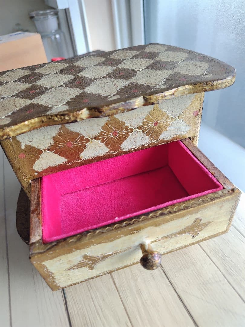 イタリアヴィンテージ　装飾的な金色の木製ボックス