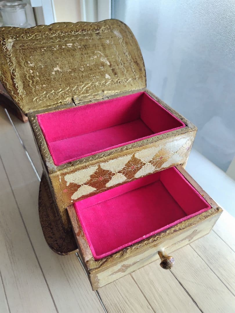 イタリアヴィンテージ　装飾的な金色の木製ボックス