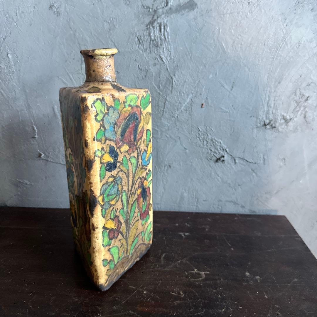ヴィンテージ　花柄装飾の陶器瓶