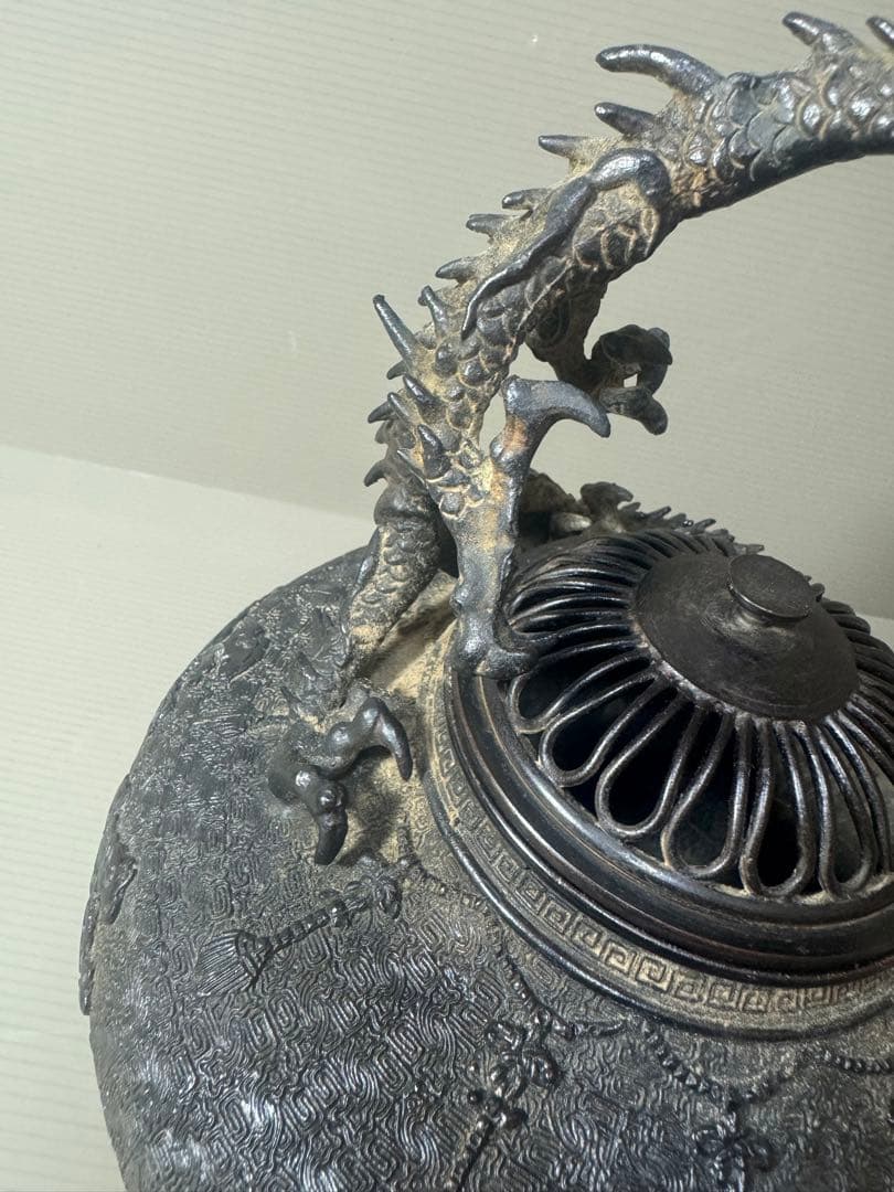 2069 高岡銅器　金工師 米田秀保 造  蝋型鋳銅 立龍提手 瓔珞雲図 香炉