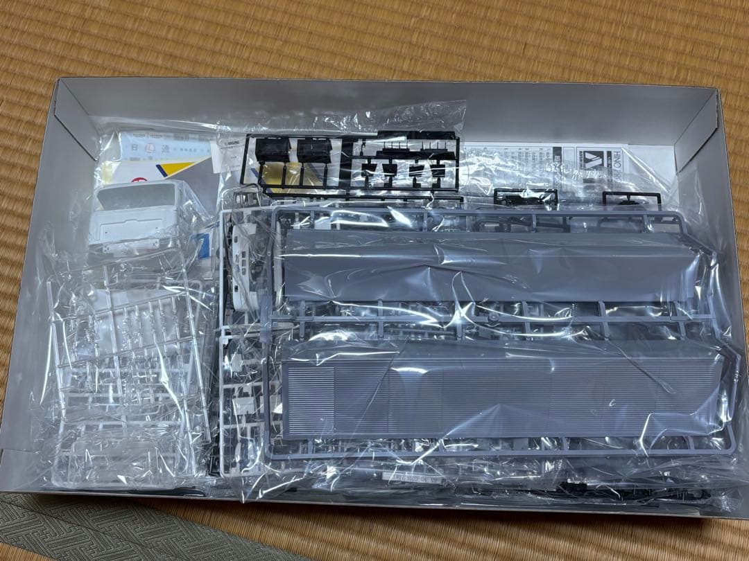 値下げ！未組立 1/32 ヘビーフレイト 日野プロフィア FW日本通運ペリカン便