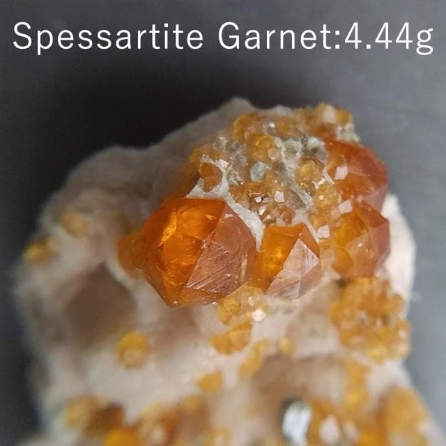 4.44g　ガーネット　正長石　母岩付き　共生鉱物　鉱物標本　スペサルタイト