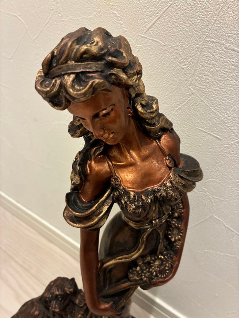 ブロンズカラーの女性と犬の装飾彫像 女性と犬の装飾像