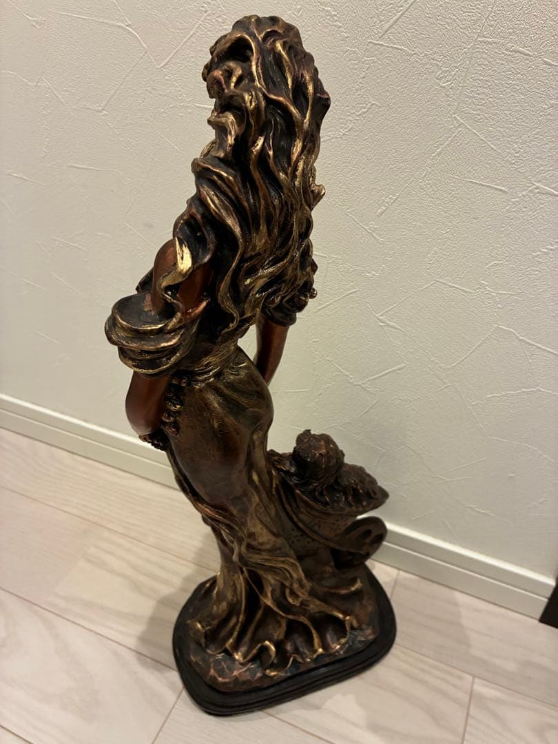 ブロンズカラーの女性と犬の装飾彫像 女性と犬の装飾像