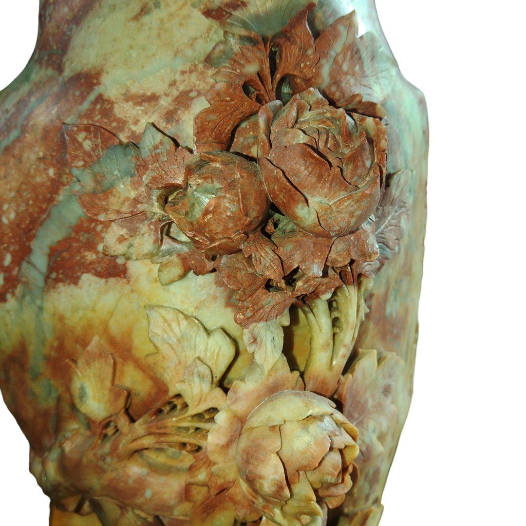 中国寿山石(印材)　草花文彫刻花瓶　置物　瑪瑙