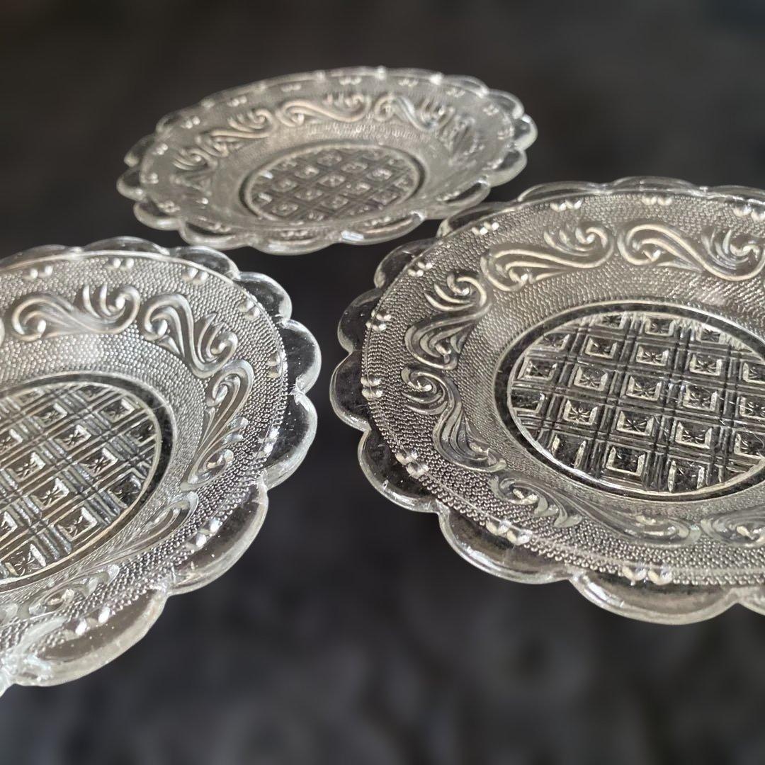 アンティーク】明治骨董　レースカット プレスガラス唐草紋様ウランガラス22㎝