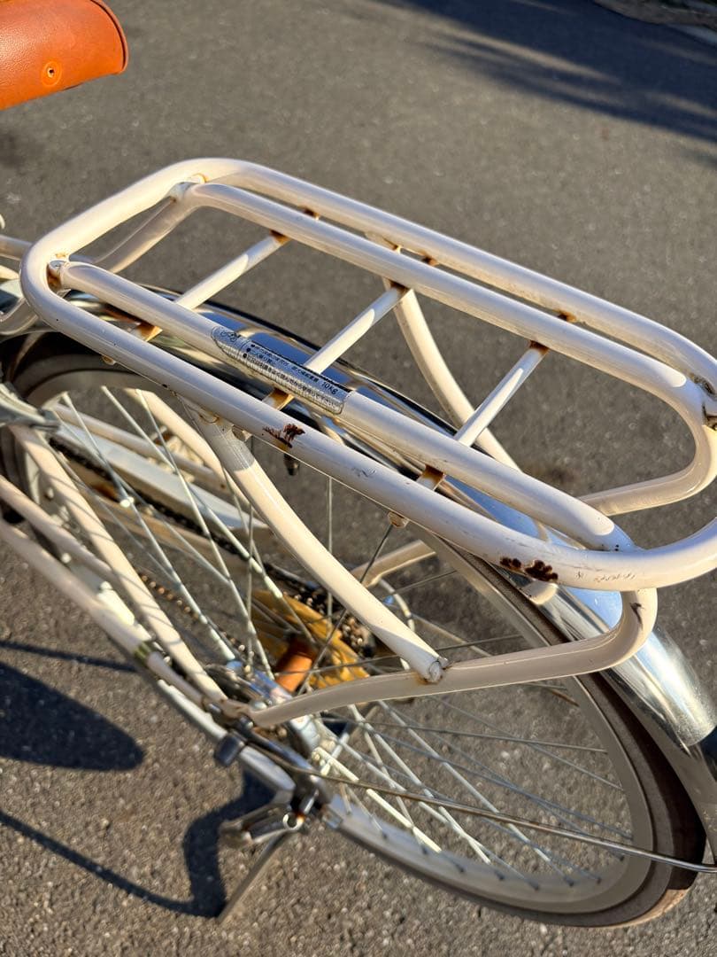 クリーム色 シティサイクル 前面バスケット付き
