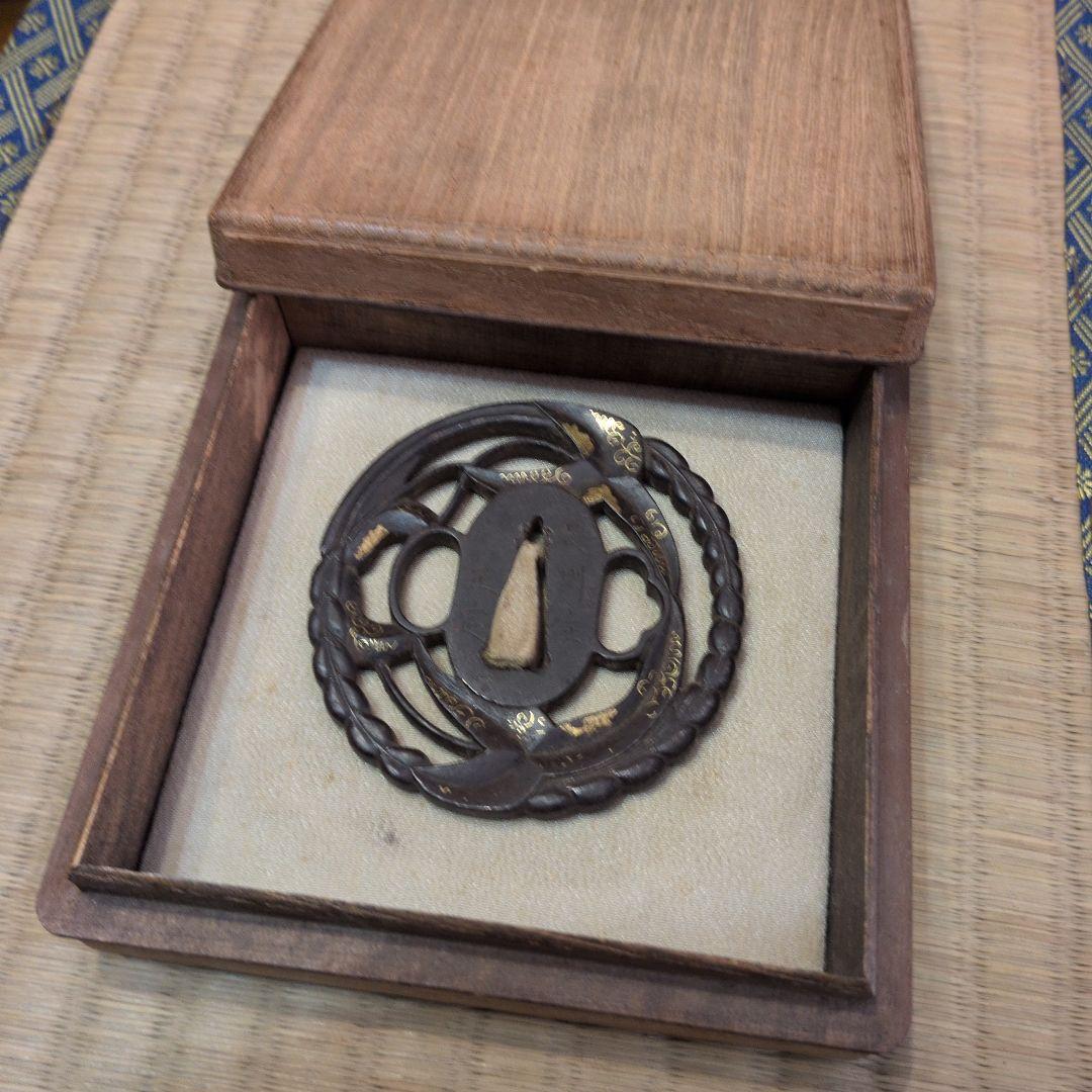 鍔　長州住正定　勝軍草の図金象嵌