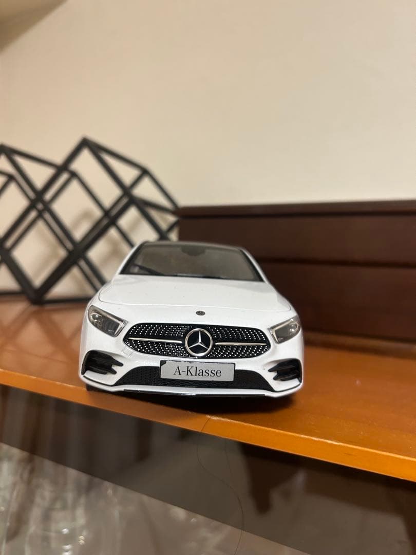 メルセデス・ベンツ A-Klasse 1/18 ホワイト