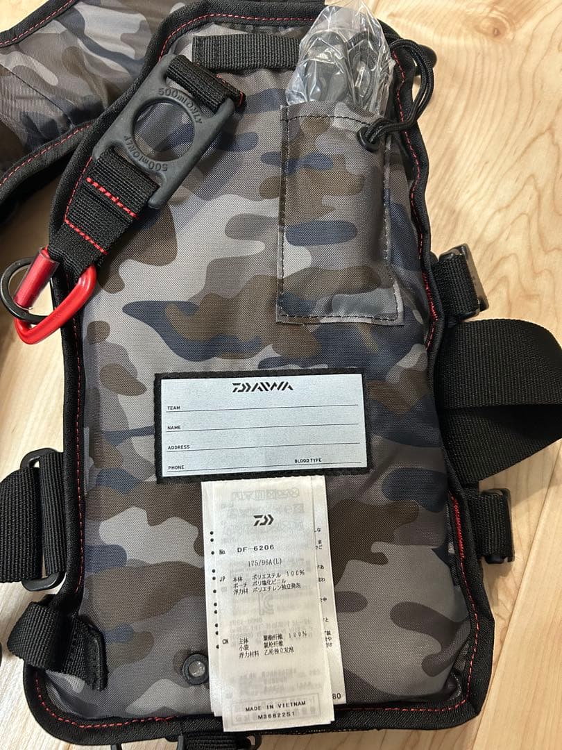 DAIWA フローティングジャケット ブラックレッド74N