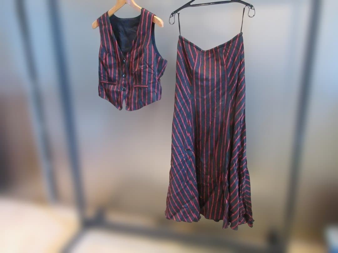 フラメンコ衣装　 黒地に赤のストライプ 上下セット