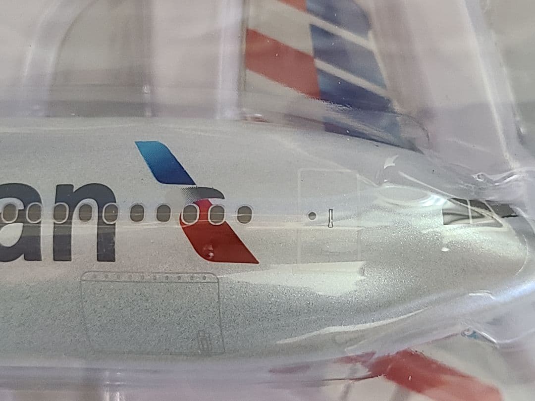 エアバス A330-300 アメリカン航空 (ギア/スタンド付属) 1/200