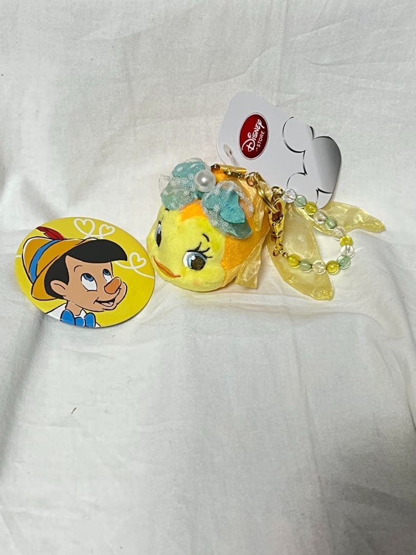 匿名配送/ディズニーストア クレオ プラッシュキーチェーン＋缶バッジ