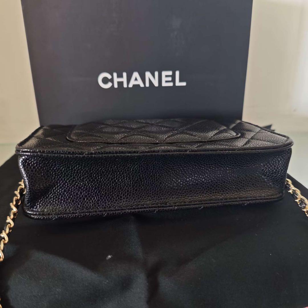 キルティングデザインのブラックレザーショルダーバッグ、ゴールドチェーン付き。