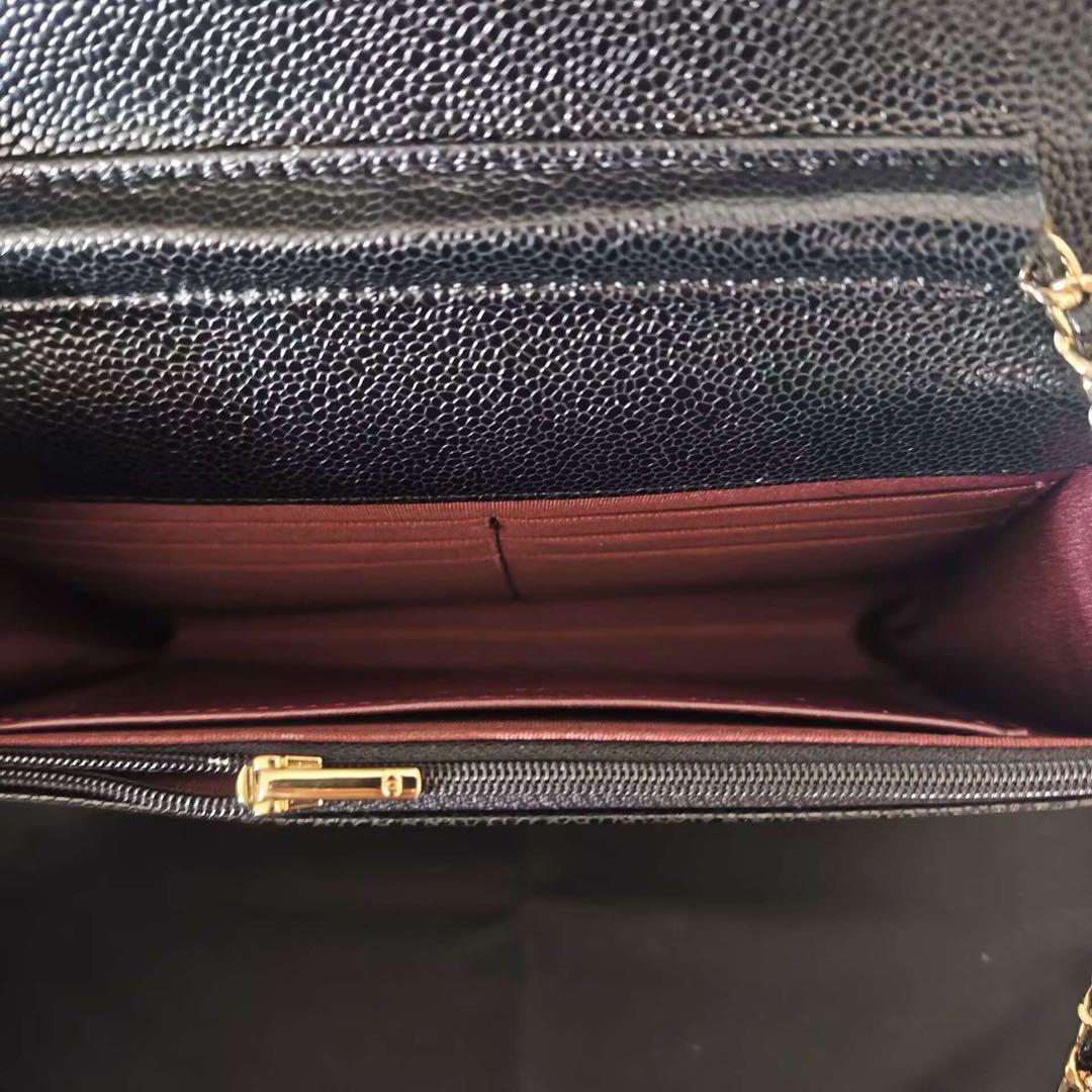 キルティングデザインのブラックレザーショルダーバッグ、ゴールドチェーン付き。