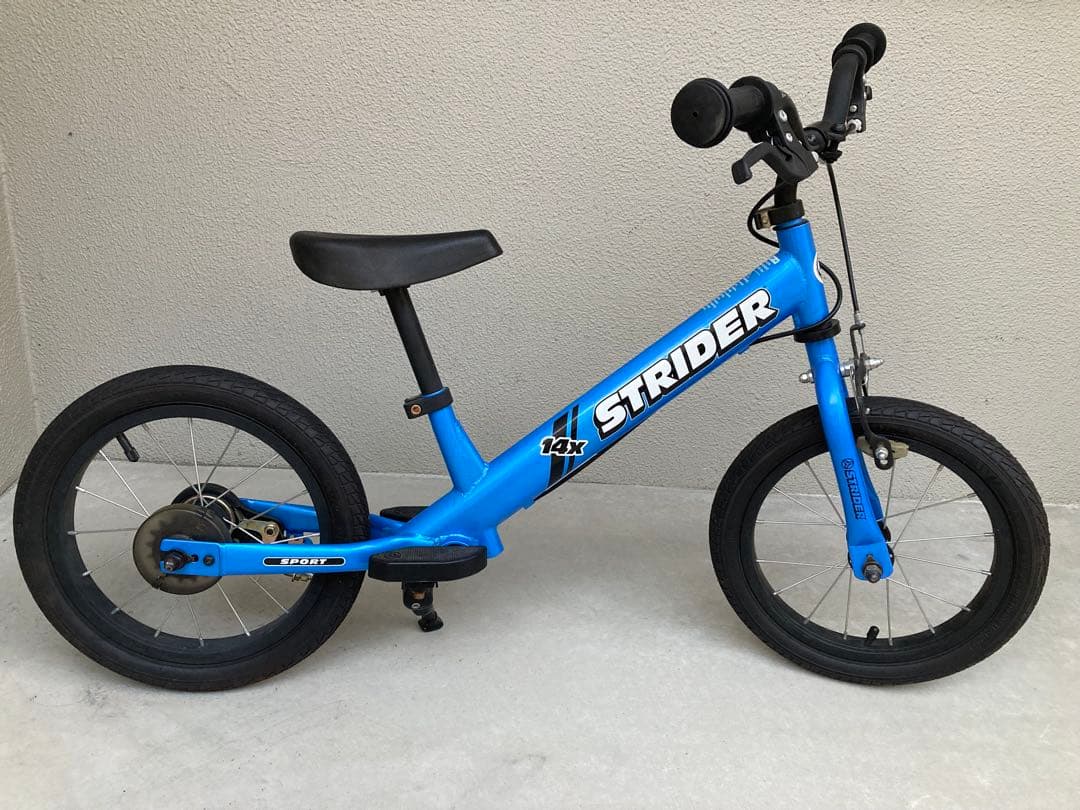 ストライダー14x 、専用キックスタンドと楽々ポンプ付き