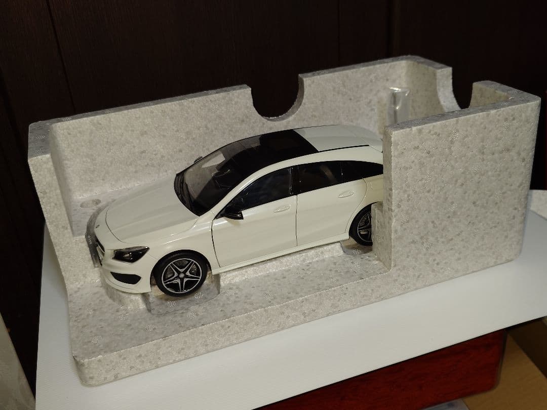 メルセデスベンツ CLAシューティングブレーク 1/18 ミニカー ホワイト