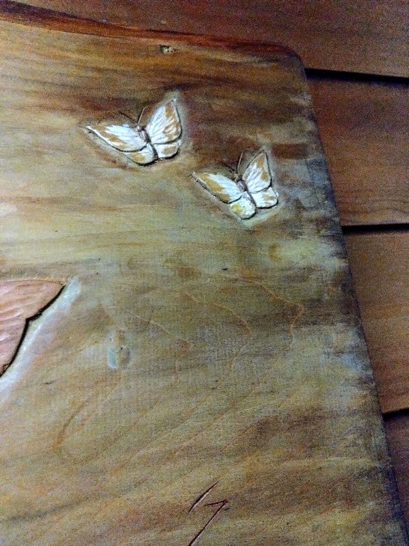 木製レリーフアート 　髪の長い女性と蝶　作家物　手彫り　サイン有り