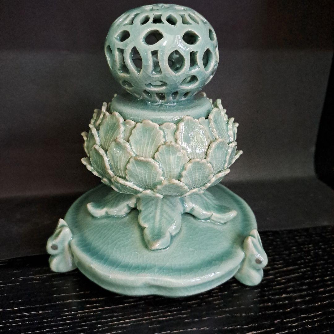 茶道具　青磁蓮型　香炉　三兎台　陽刻蓮型　細密技巧　透し火屋　海青造