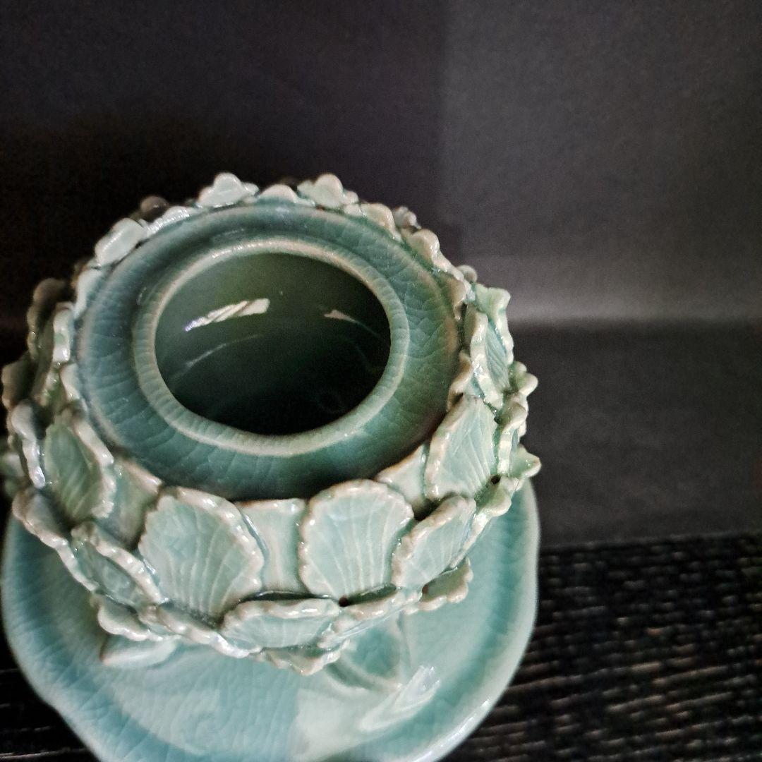 茶道具　青磁蓮型　香炉　三兎台　陽刻蓮型　細密技巧　透し火屋　海青造