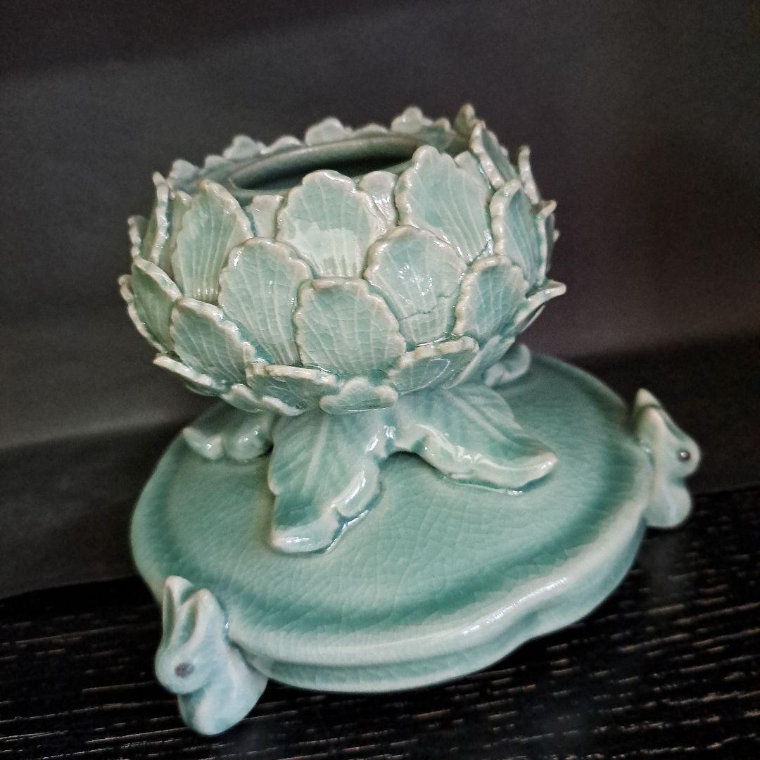 茶道具　青磁蓮型　香炉　三兎台　陽刻蓮型　細密技巧　透し火屋　海青造