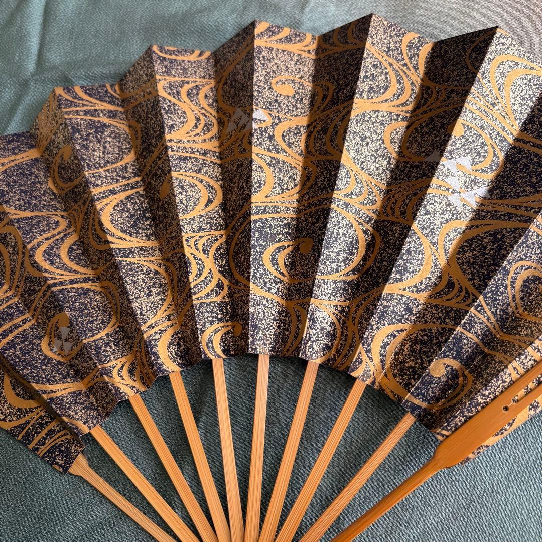 日本舞踊 舞扇 黒金 赤金 渦文様 両面柄 舞台用 発表会 朱印 扇子