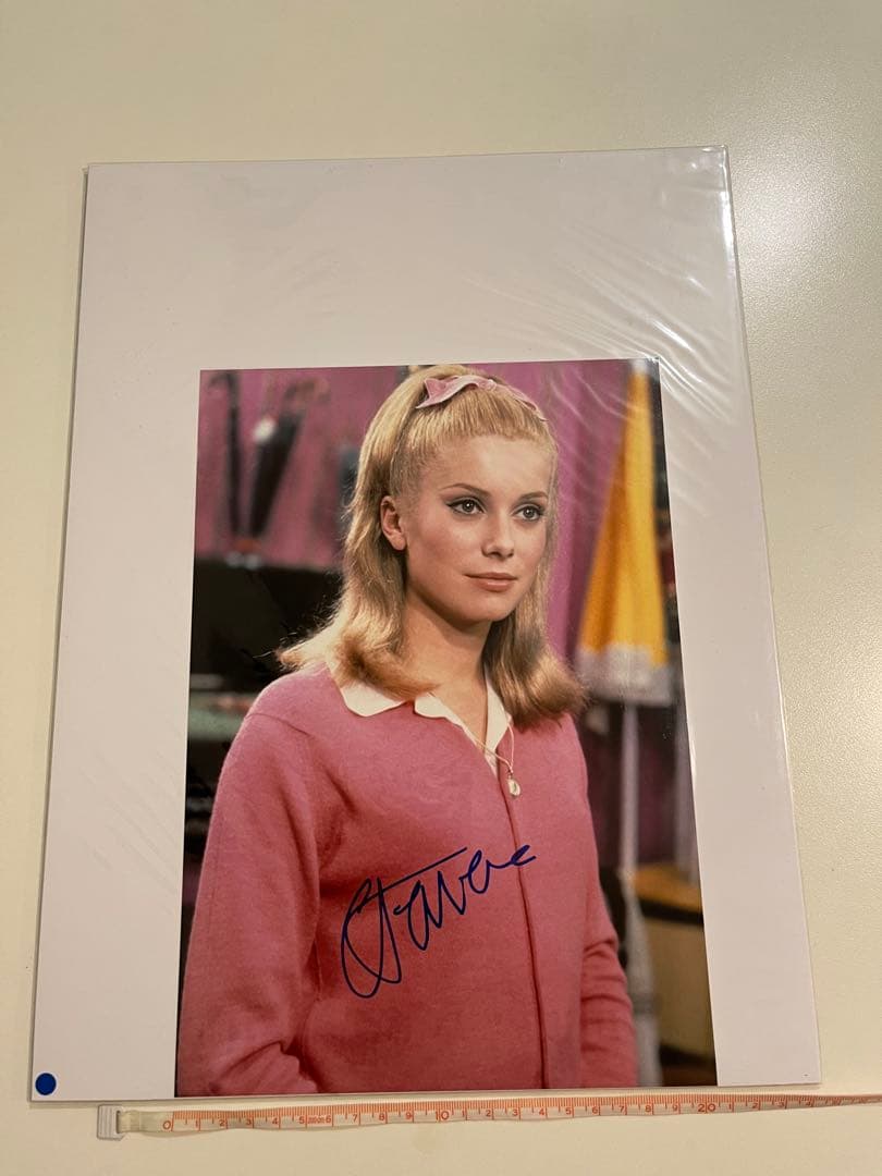 カトリーヌ・ドヌーヴ　直筆サイン入り写真