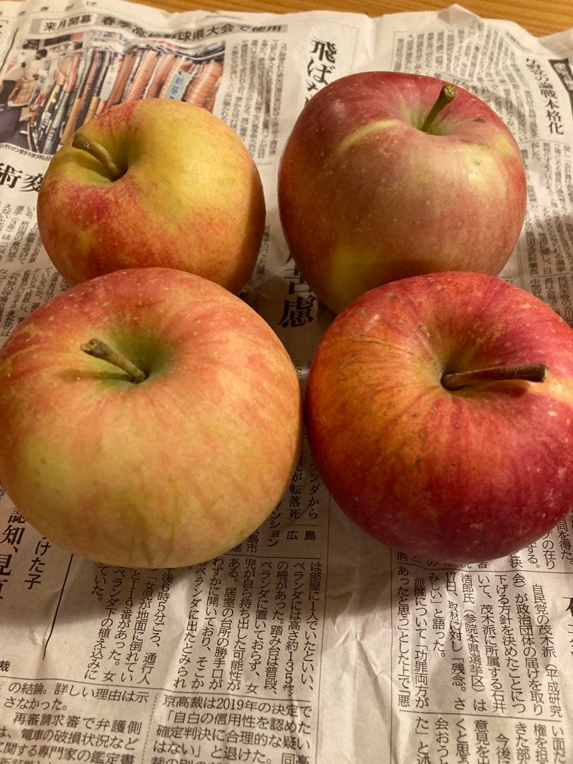 【ご確認用】新鮮なリンゴ 中サイズ 赤と黄色のグラデーション