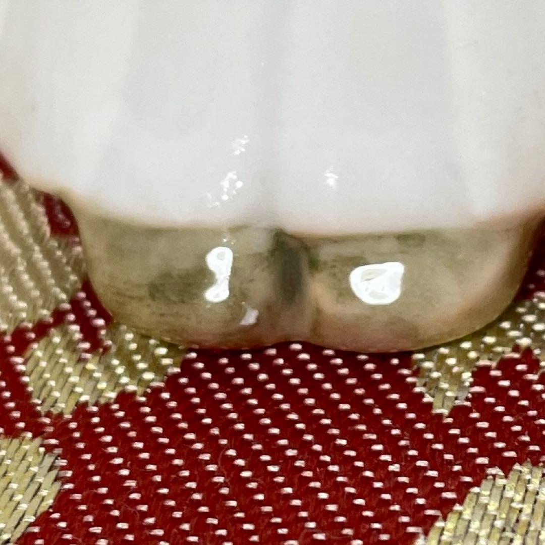 少女と白いネコ・１０cm×１１cm・Ｂ＆Ｇ． ・