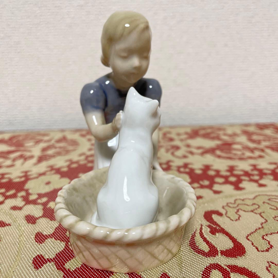 少女と白いネコ・１０cm×１１cm・Ｂ＆Ｇ． ・