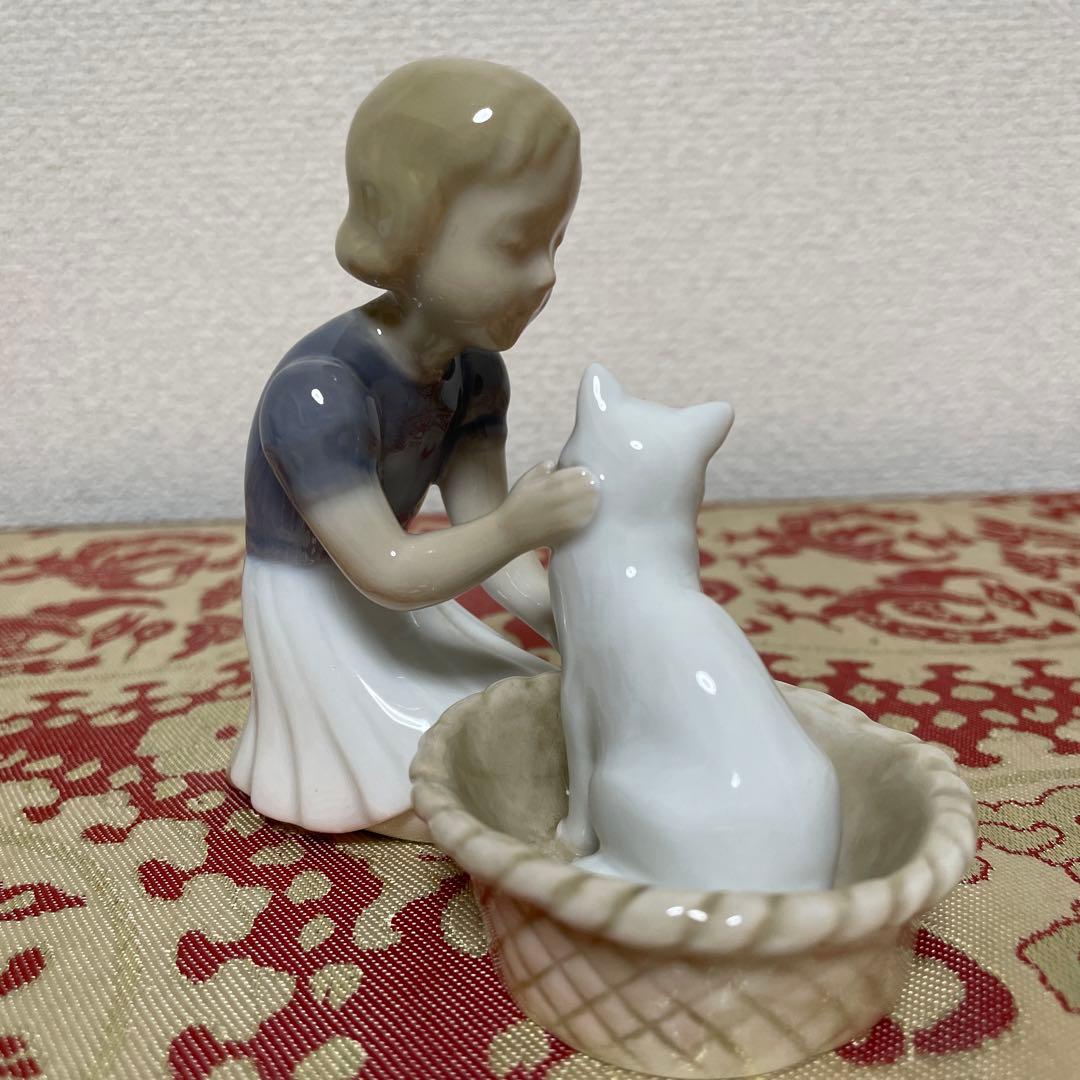 少女と白いネコ・１０cm×１１cm・Ｂ＆Ｇ． ・