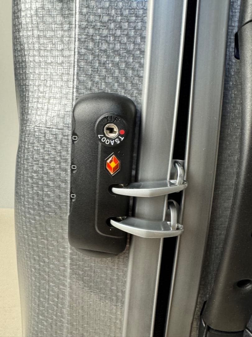 Samsonite コスモライト　シルバー キャリーケース　機内持ち込可能サイズ