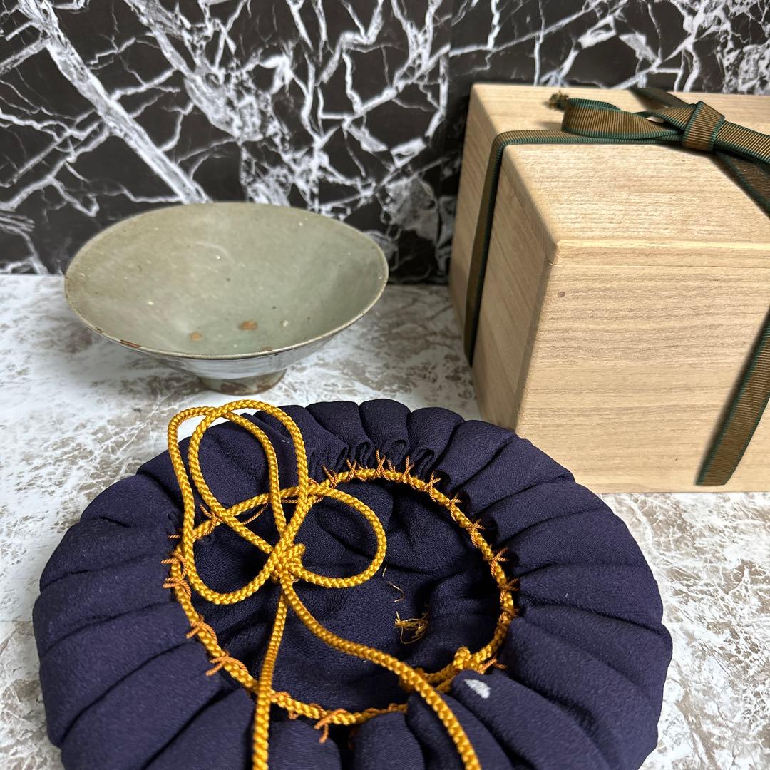 高麗青瓷、平茶碗、高麗末期、李朝初期。帛紗、箱。無傷。