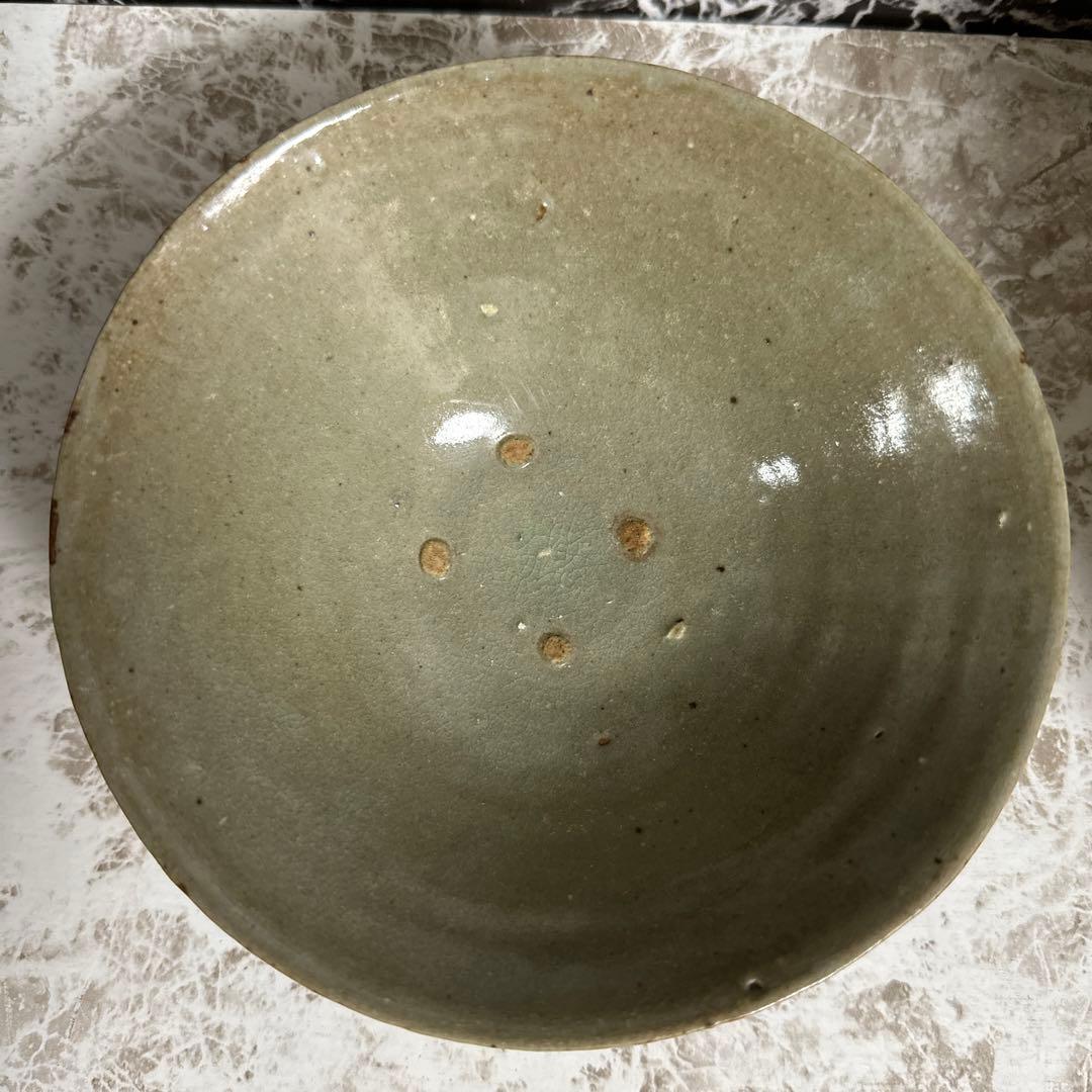 高麗青瓷、平茶碗、高麗末期、李朝初期。帛紗、箱。無傷。