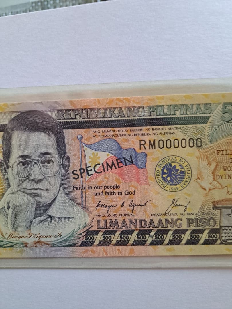 フィリピン　ニノイアキノ500ペソSPECIMEN (見本)