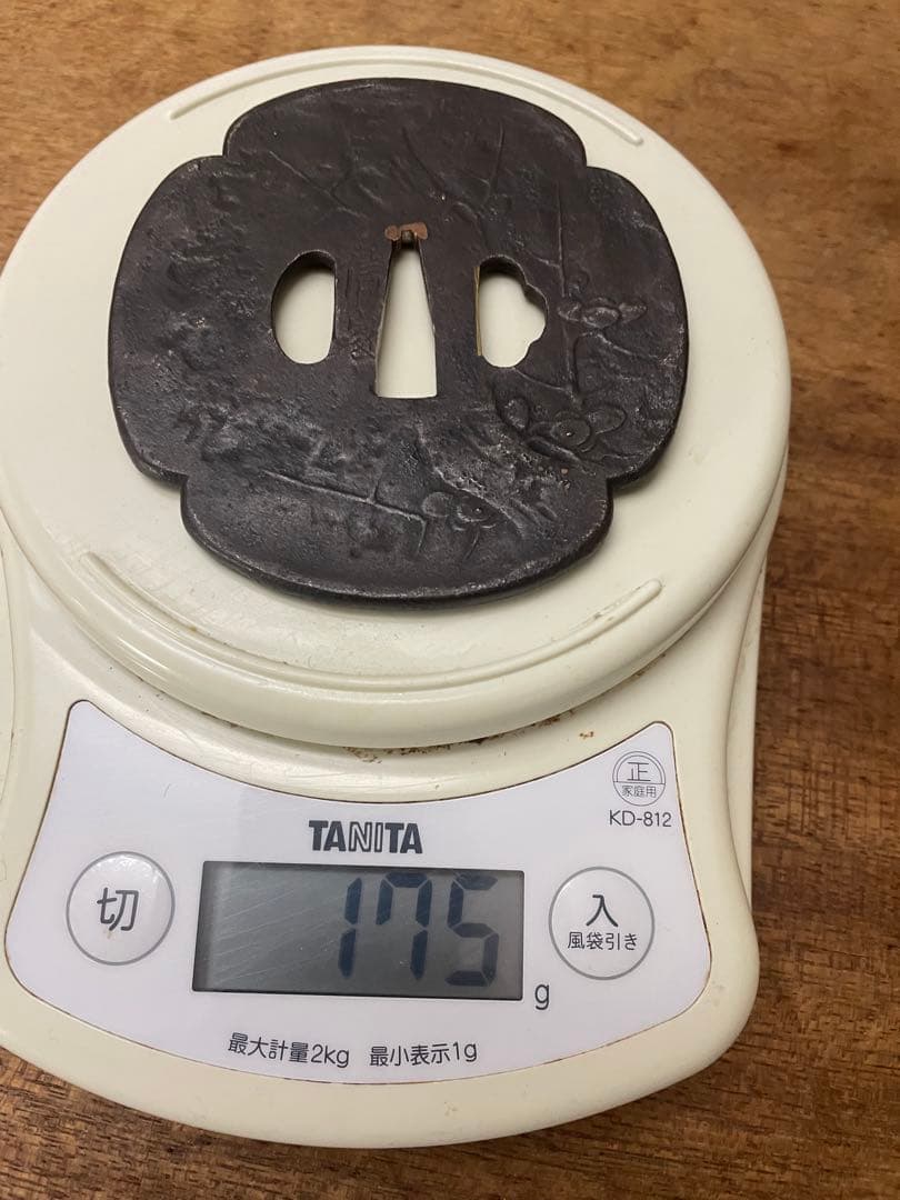 鍔　鉄地　信家の銘有り　大鍔